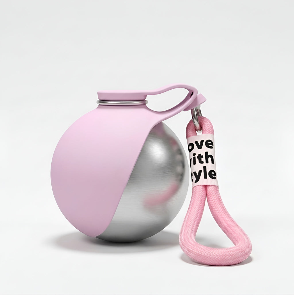 Gourde de balade 2-en-1 pour chien Baloodog, coloris rose, vue studio avec dragonne — rose