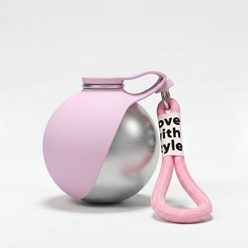 Gourde de balade 2-en-1 pour chien Baloodog, coloris rose, vue studio avec dragonne — rose